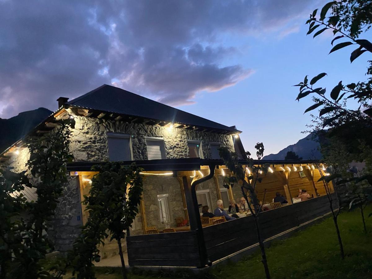 The Blue Eye Bed & Breakfast Vusanje Luaran gambar