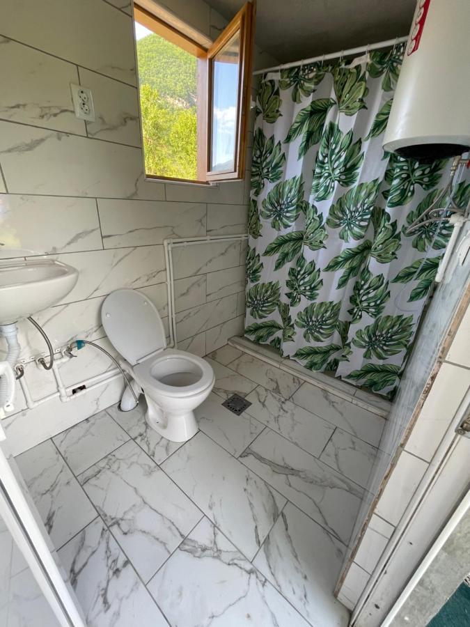 The Blue Eye Bed & Breakfast Vusanje Luaran gambar