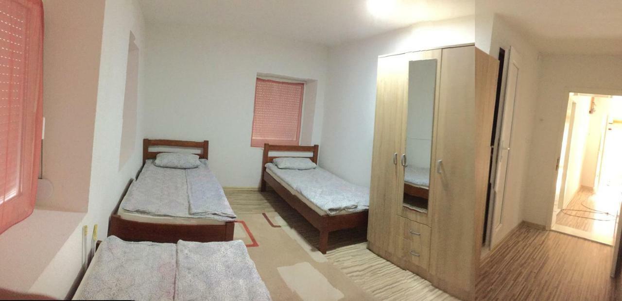 The Blue Eye Bed & Breakfast Vusanje Luaran gambar